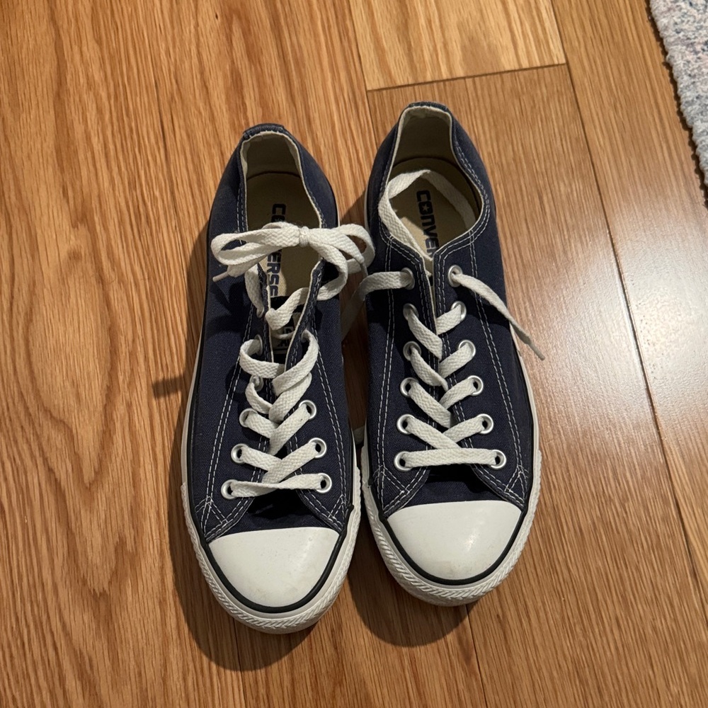 Like new Converse Navy and White Sneakers
Excellent used condition